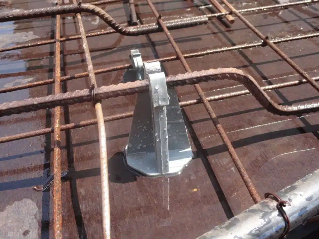 Espaçador com garra e com base para aplicação em ferragem negativa