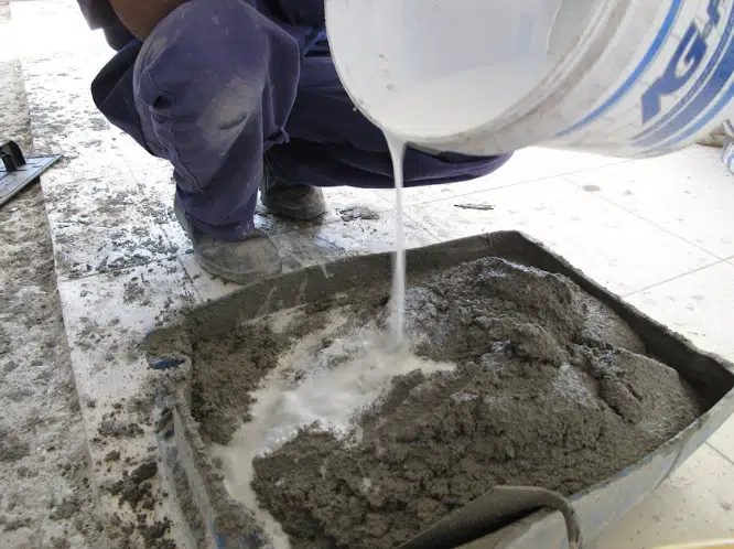 argamassa sendo preparada com o uso do adesivo para chapiscos e argamassas AG.fix