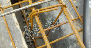 estrutura de concreto armado em obra com armaduras organizadas antes da concretagem