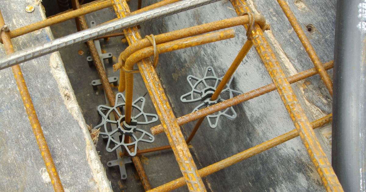 estrutura de concreto armado em obra com armaduras organizadas antes da concretagem