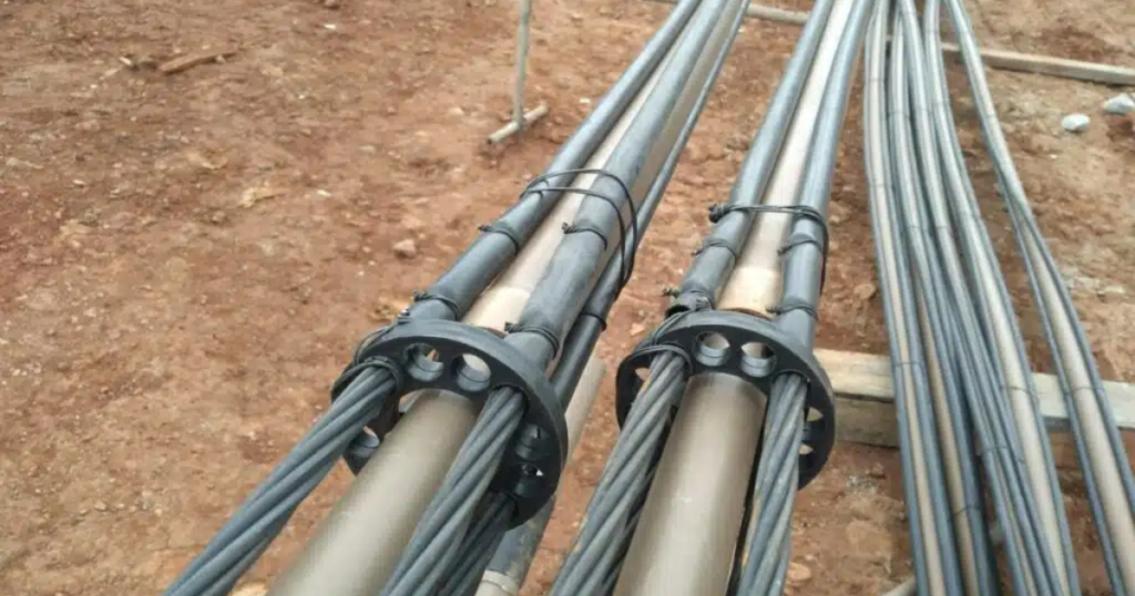 aplicação de tirante em estrutura de contenção para reforço de taludes e estabilização de solo em obra civil 