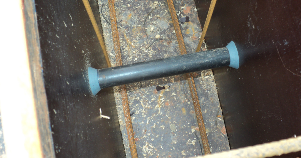 conjunto cone e tubo para barra de ancoragem utilizado no espaçamento e travamento de fôrmas durante concretagem em obra civil