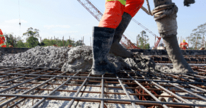 início da concretagem em canteiro de obras com lançamento de concreto em estrutura de construção civil