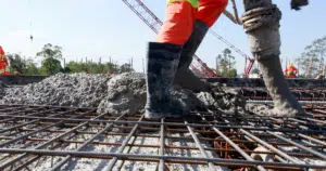 início da concretagem em canteiro de obras com lançamento de concreto em estrutura de construção civil