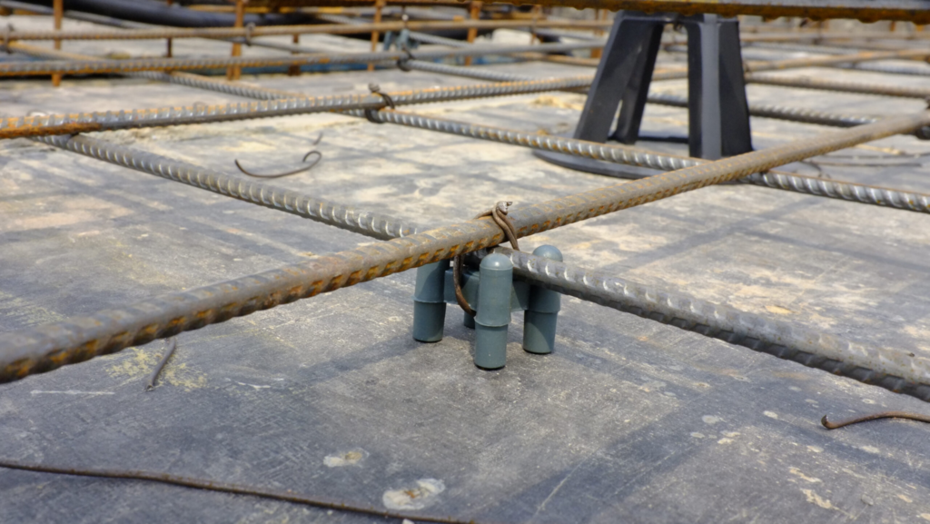 produto CP espaçador de plástico tipo cadeirinha para cobrimento das armaduras de concreto