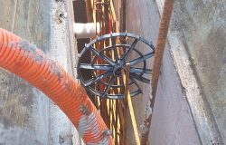 Instalação de espaçador circular em armadura horizontal, evitando o deslocamento da ferragem durante a concretagem.